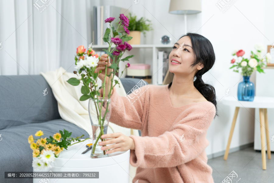 年轻女子在家插花