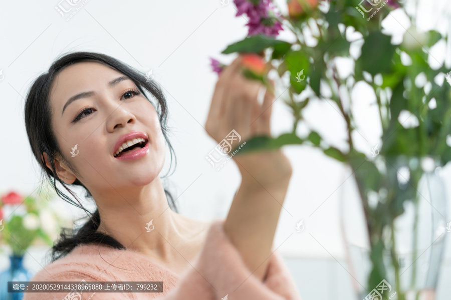 年轻女子在家插花