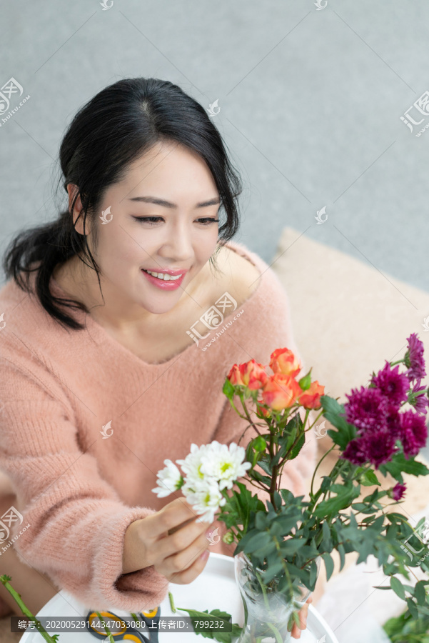 年轻女子在家插花