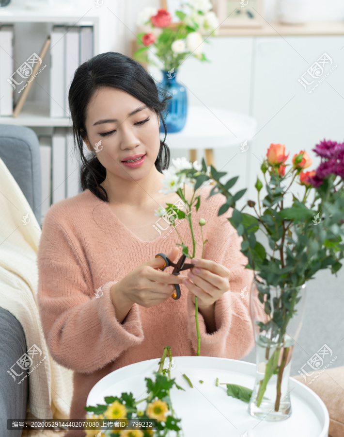 年轻女子在家插花
