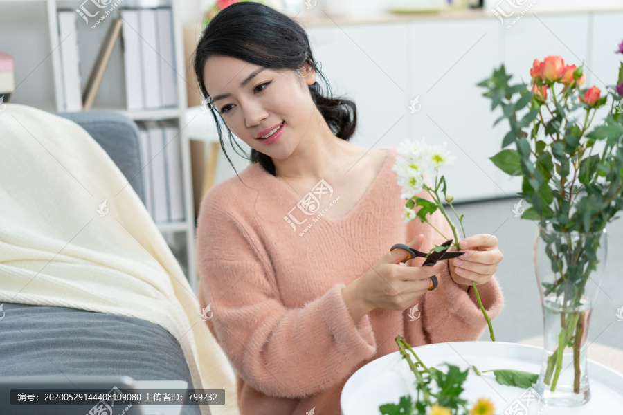 年轻女子在家插花