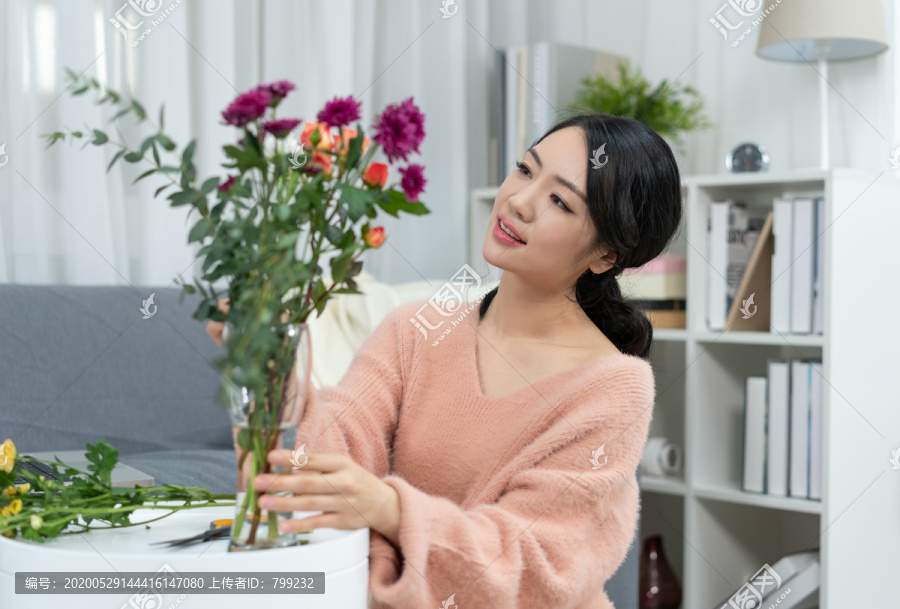 年轻女子在家插花