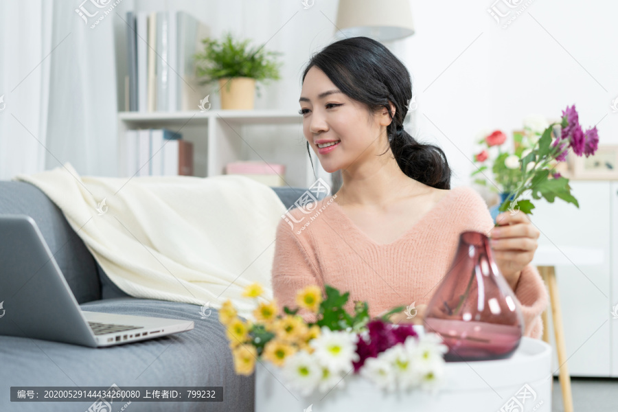 年轻女子在家插花
