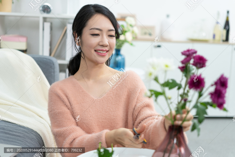 年轻女子在家插花