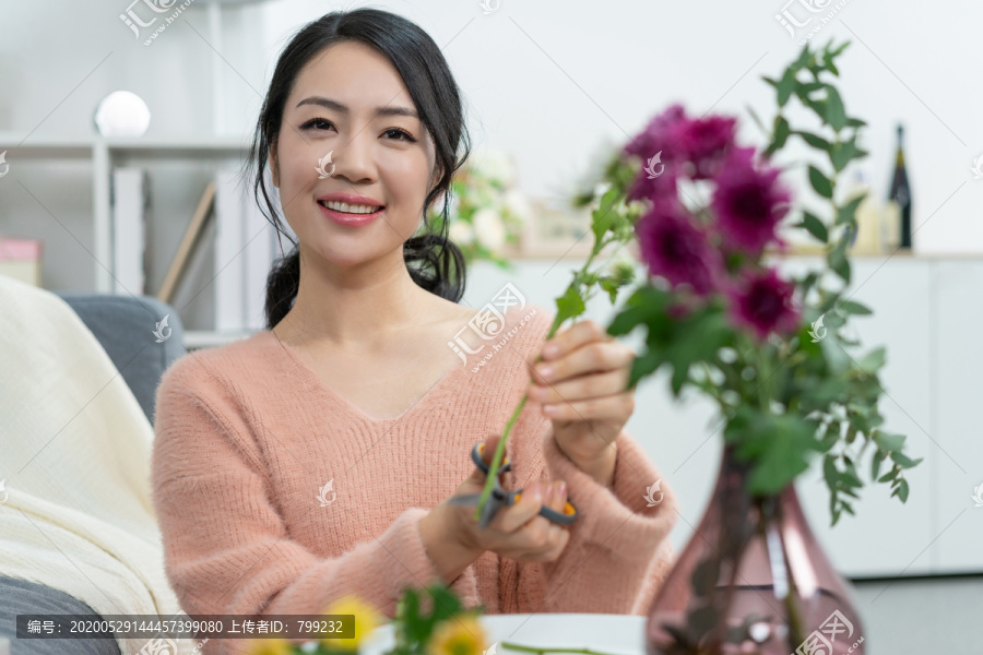 年轻女子在家插花