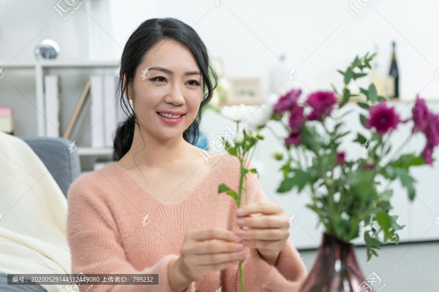 年轻女子在家插花