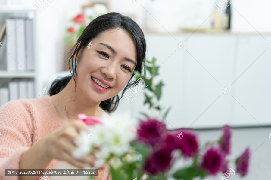 年轻女子在家浇花