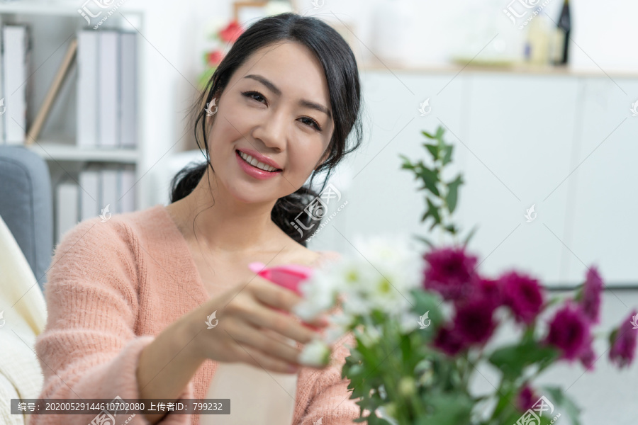 年轻女子在家浇花
