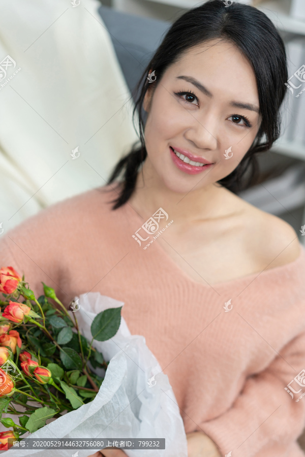 年轻女子手捧一束鲜花