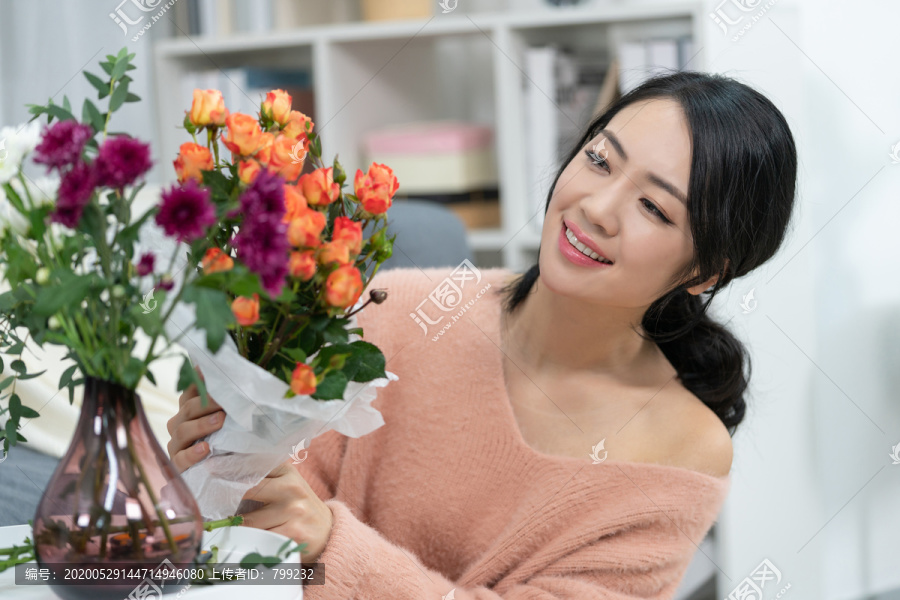 年轻女子在家插花