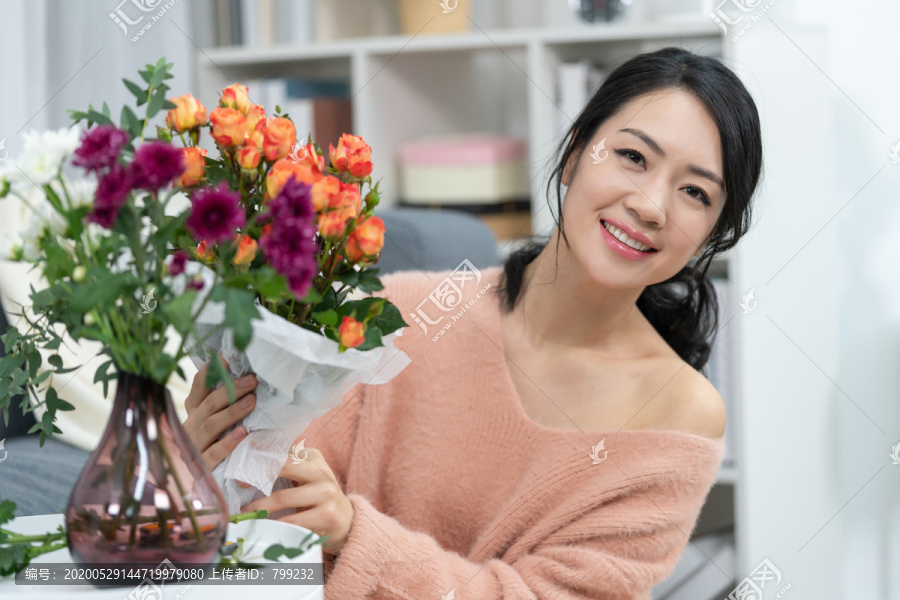 年轻女子在家插花
