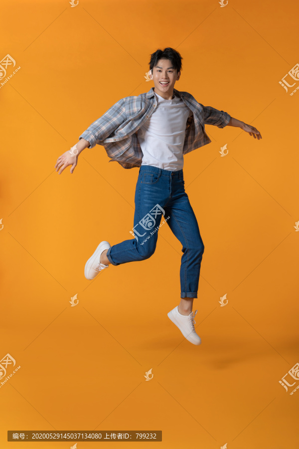 青年男子跳跃