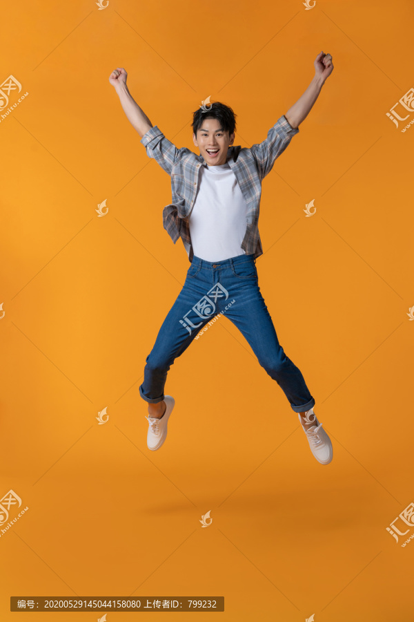 青年男子跳跃