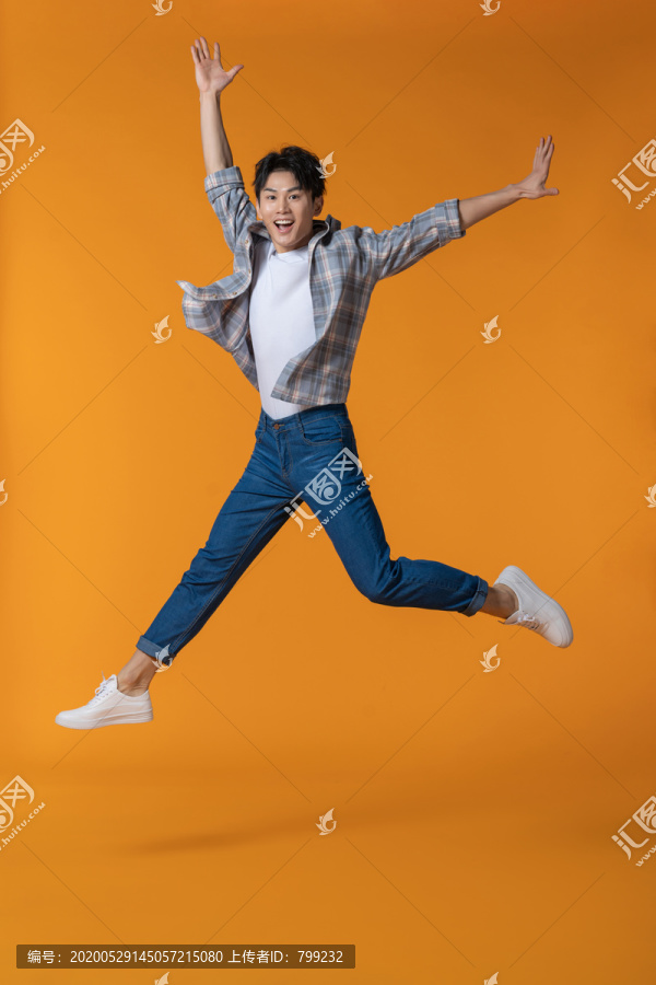 青年男子跳跃