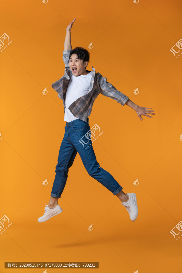 青年男子跳跃