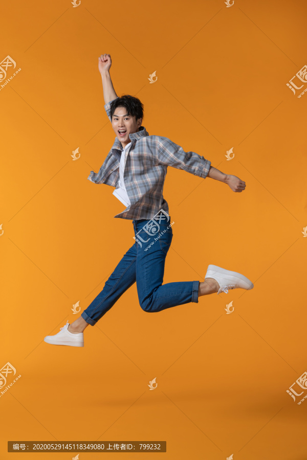 青年男子跳跃