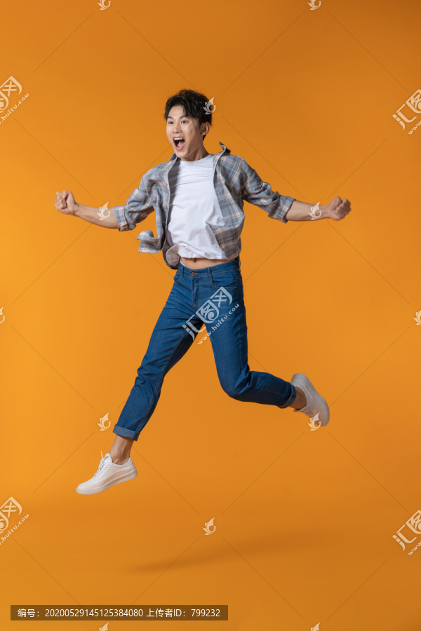 青年男子跳跃