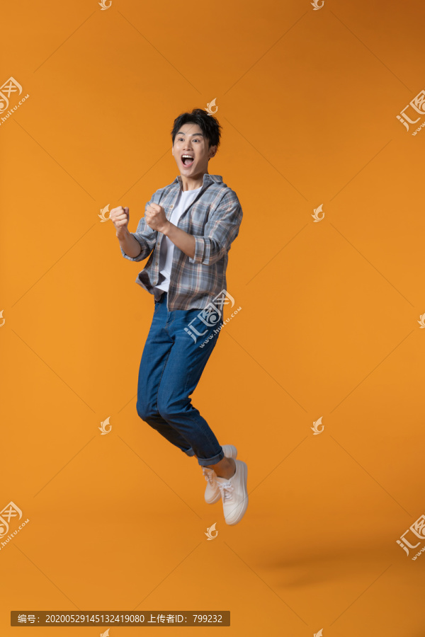 青年男子跳跃