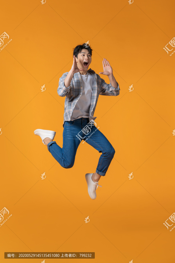青年男子跳跃