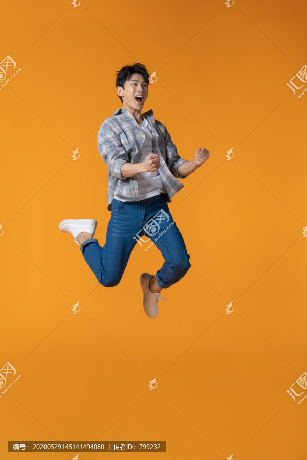 青年男子跳跃