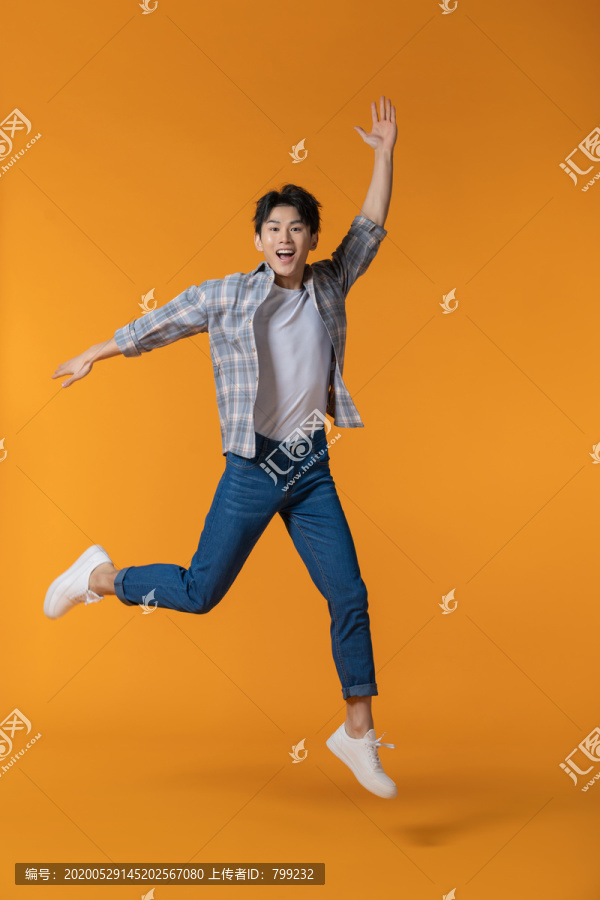 青年男子跳跃