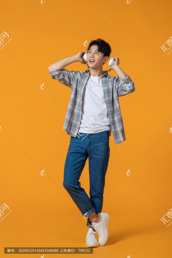 时尚青年男子听音乐