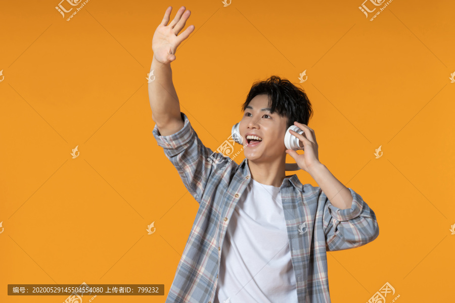 时尚青年男子听音乐