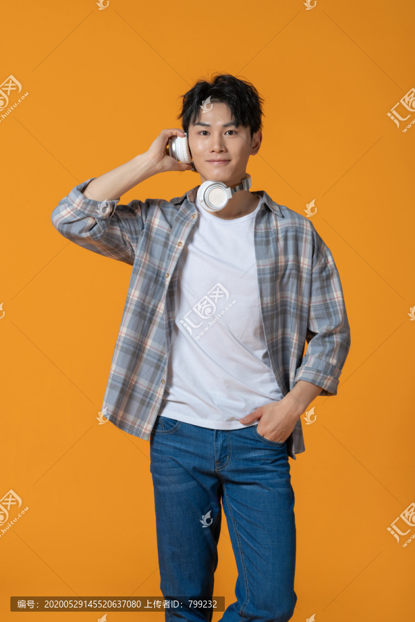 时尚青年男子听音乐