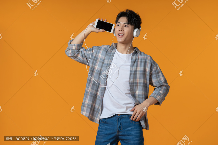 时尚青年男子听音乐