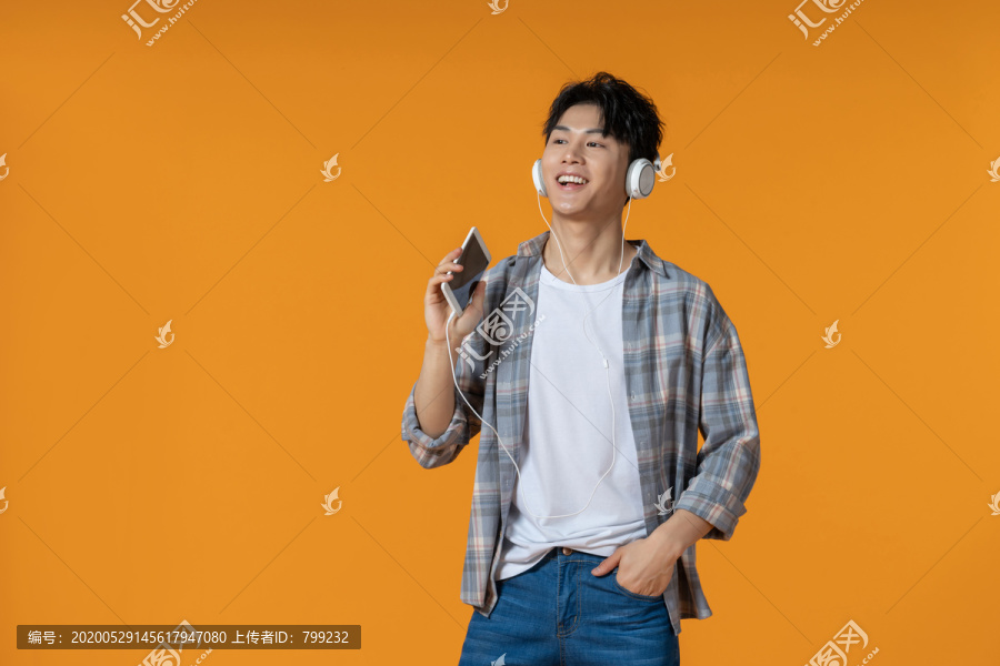 时尚青年男子听音乐