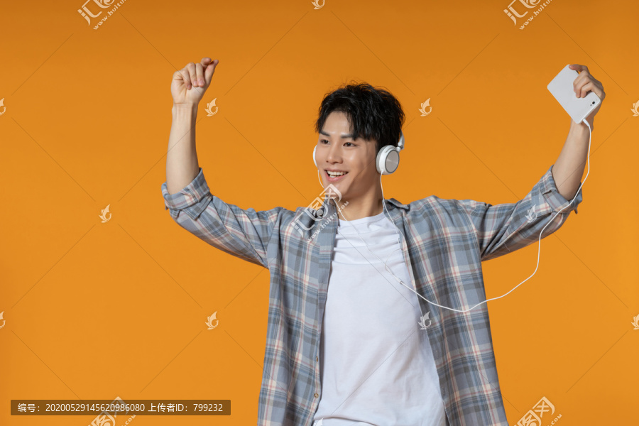 时尚青年男子听音乐