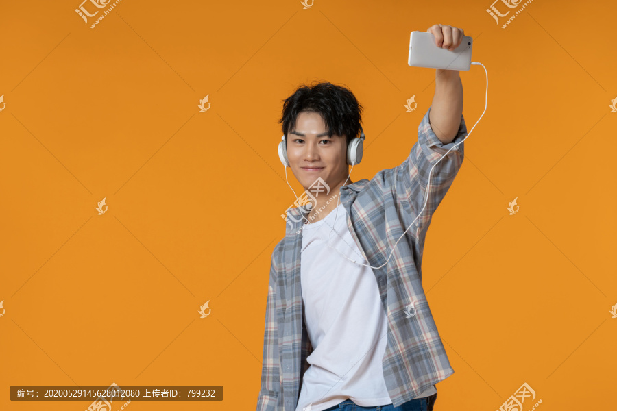 时尚青年男子听音乐