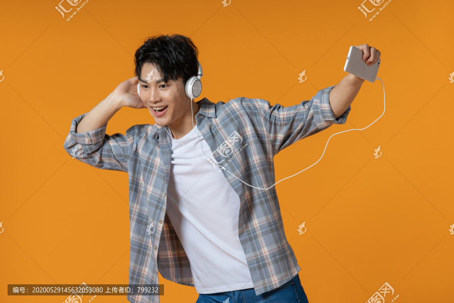 时尚青年男子听音乐