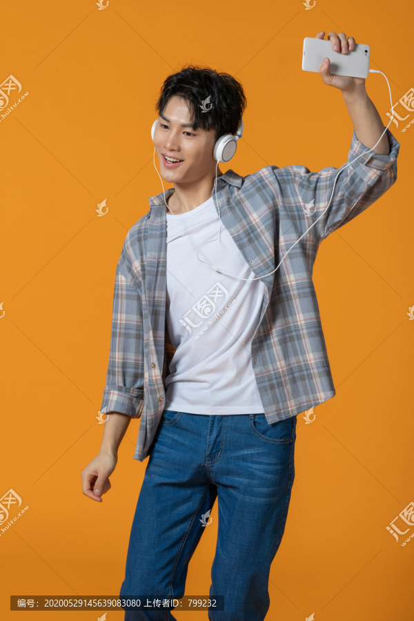 时尚青年男子听音乐