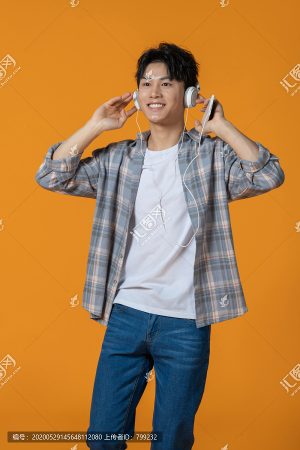 时尚青年男子听音乐