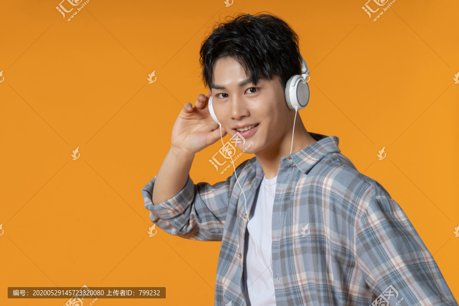 时尚青年男子听音乐