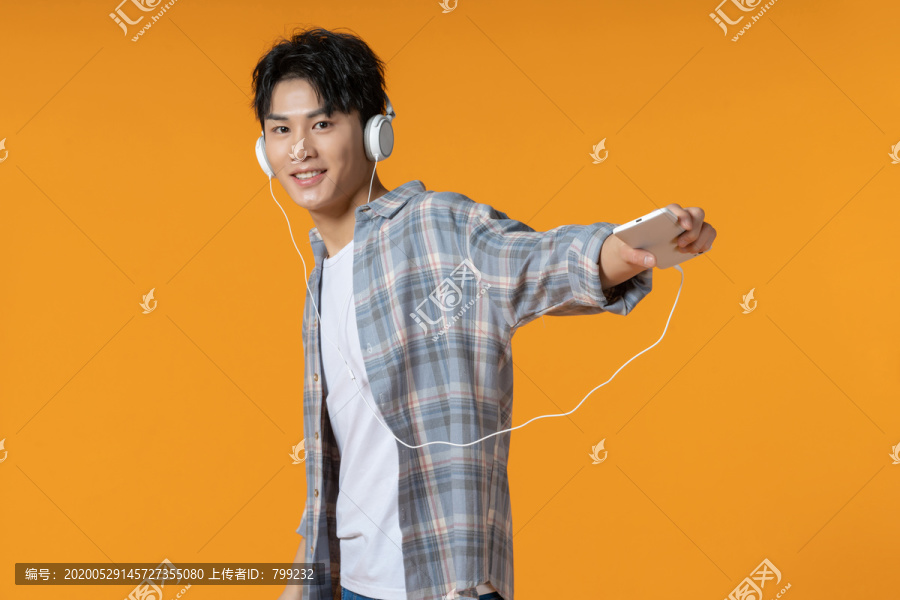时尚青年男子听音乐