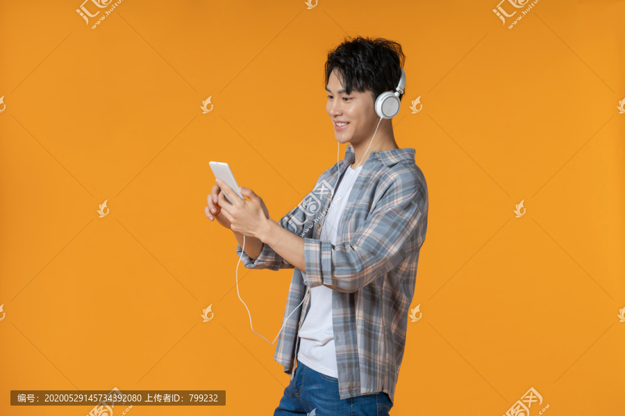 时尚青年男子听音乐