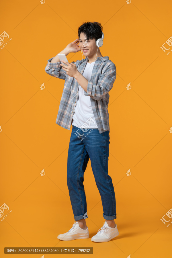 时尚青年男子听音乐