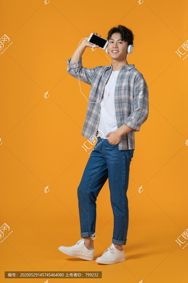 时尚青年男子听音乐