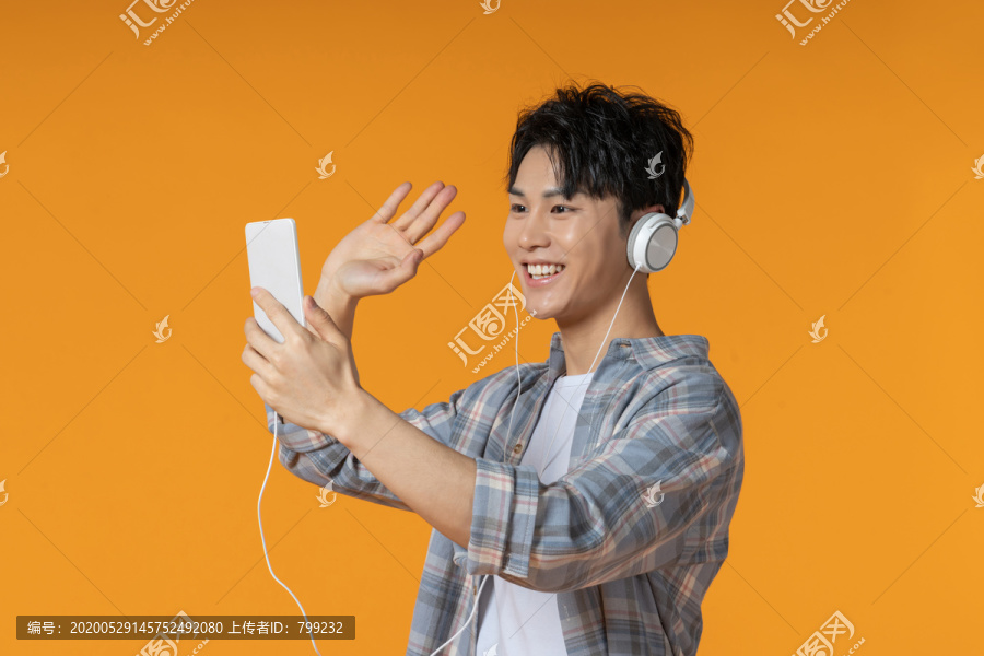 时尚青年男子使用手机