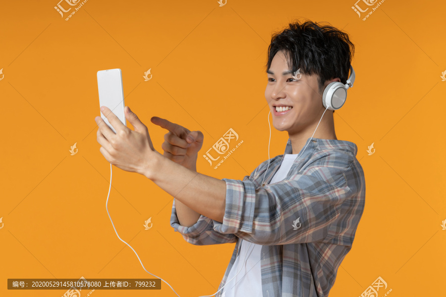 时尚青年男子使用手机