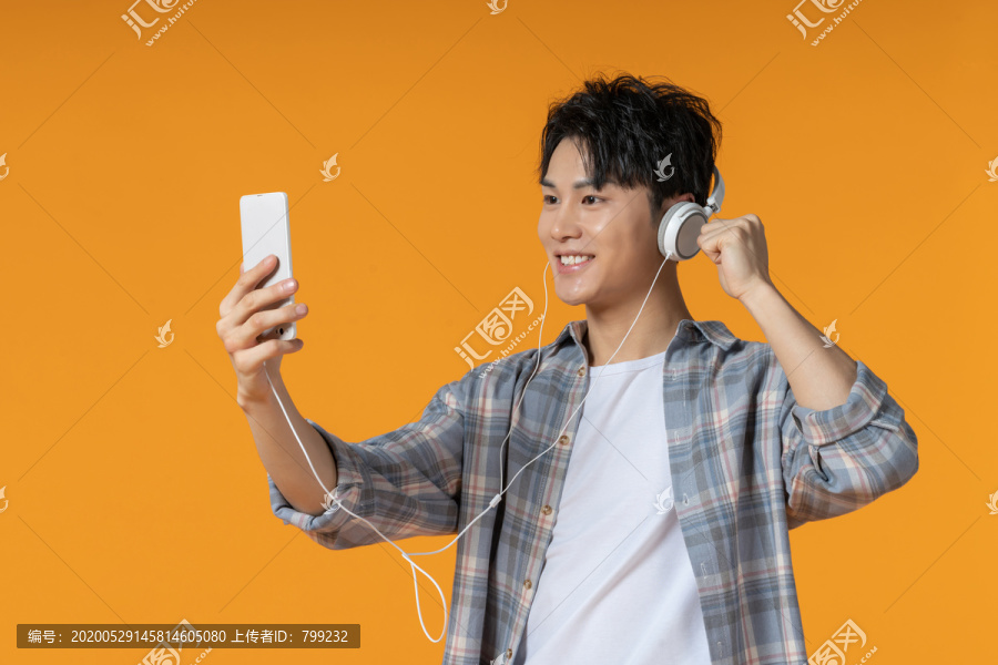 时尚青年男子使用手机