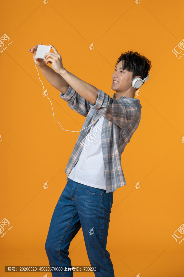 时尚青年男子使用手机