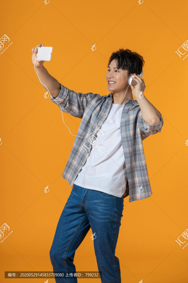 时尚青年男子使用手机