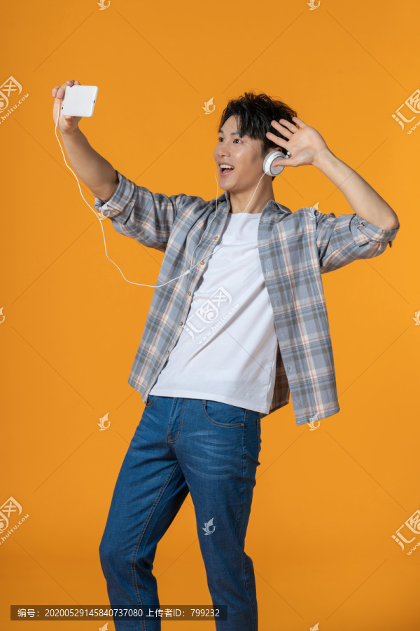时尚青年男子使用手机