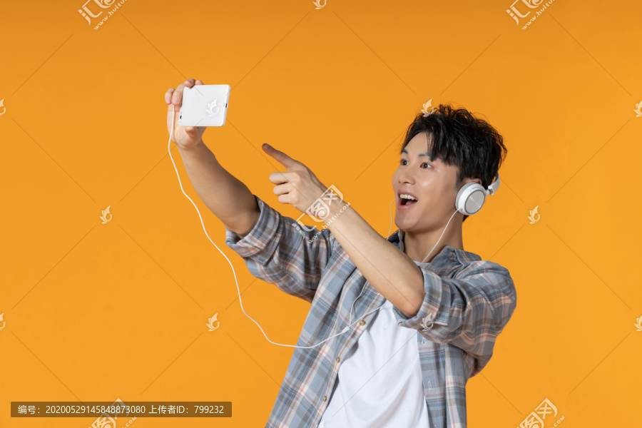 时尚青年男子使用手机