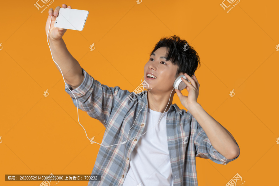 时尚青年男子使用手机
