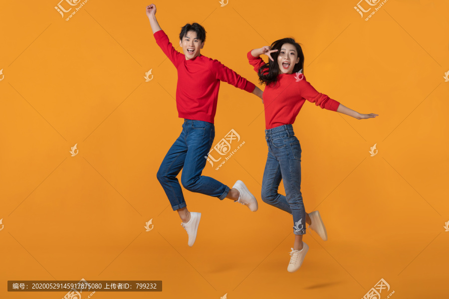 快乐的年轻情侣跳跃