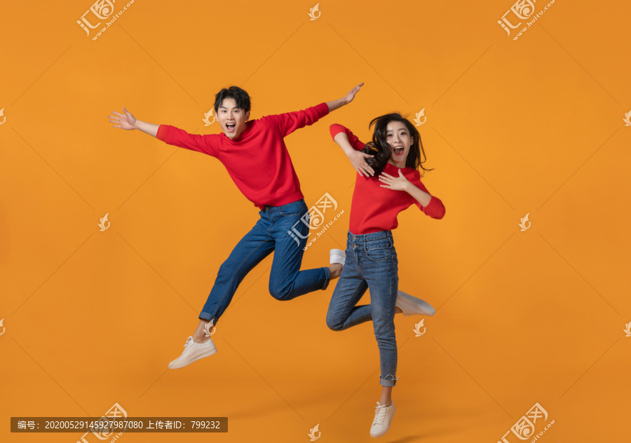 快乐的年轻情侣跳跃